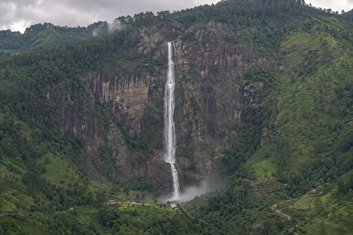 AI-generated illustration of the tall Diyaluma Falls in the Sri Lankan highlands